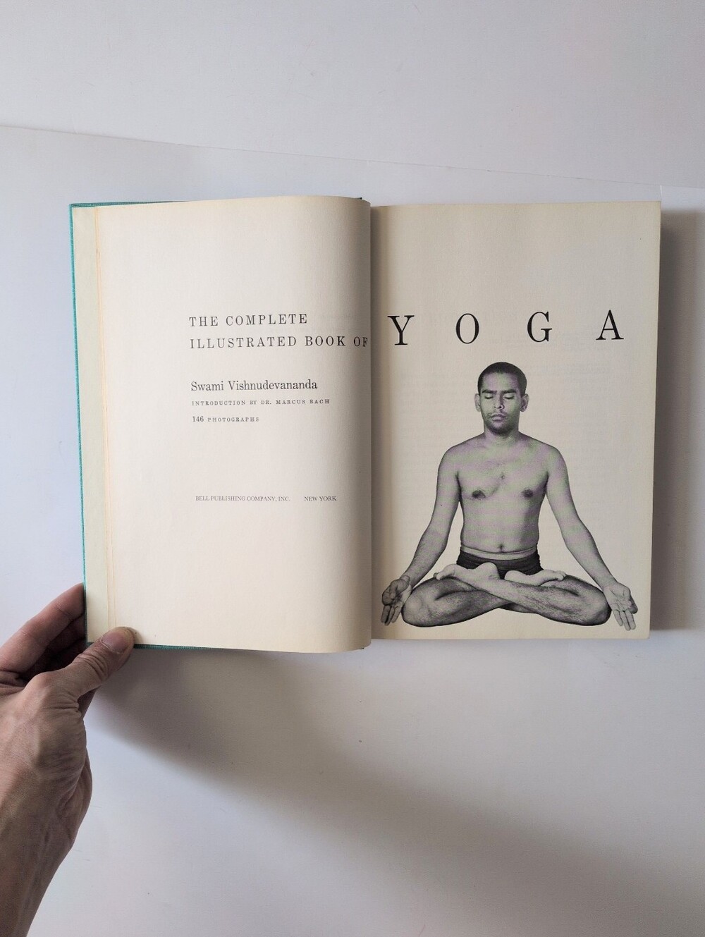 The Complete Illustrated Book of Yoga - Swami Vishnudevananda - 1960 - Picture 3 of 16